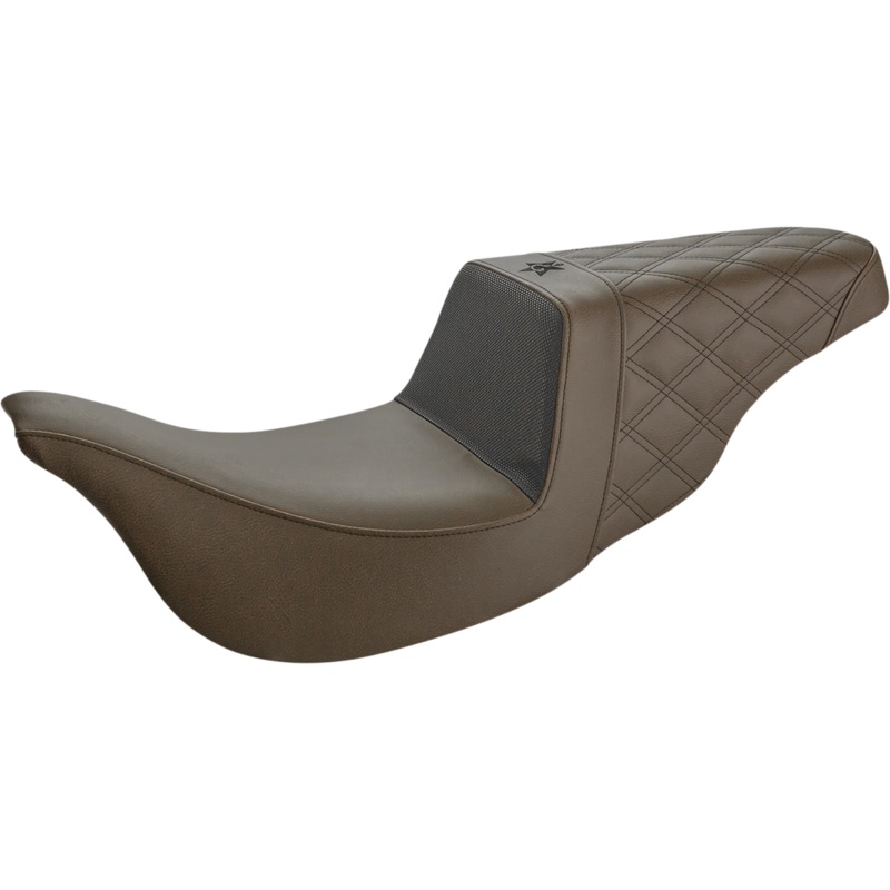 SADDLEMEN Unknown Industries Seat – Carbon Fiber/ Gripper/Rear Lattice Stitch – Brown – FL ’08-’23 UN08-07-173BR