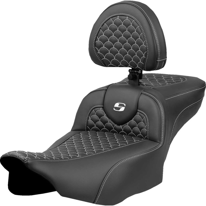 SADDLEMEN Roadsofa* Extended Reach Seat – Dragon Scale Stitch – White Stitch – w/ Backrest – FLTR/FLHX ’23-’24 823-07-209B6